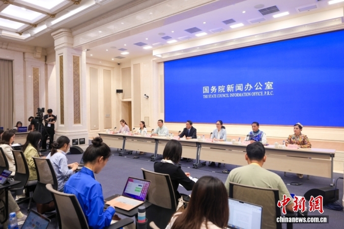 7月17日,中国国务院新闻办公室在北京举行中外记者见面会,地方干部群众代表围绕“促进团结进步 昂扬奋斗力量”与中外记者见面交流。<a target='_blank' href='/'>中新社</a>记者 贾天勇 摄